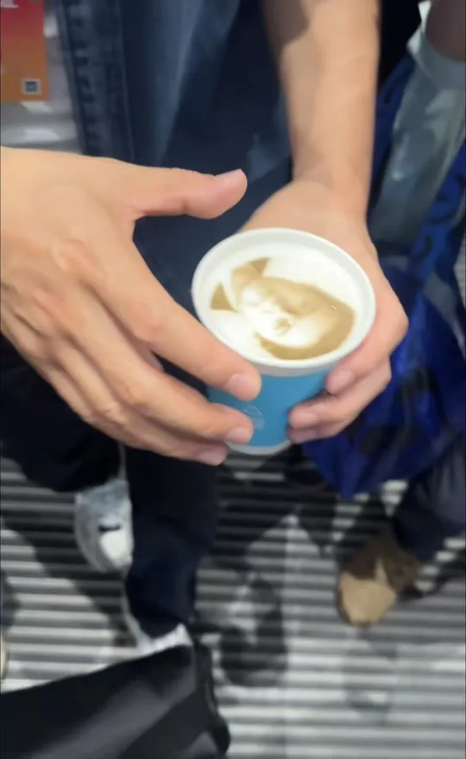 En kopp med et ansikt i 3D-kaffekunst