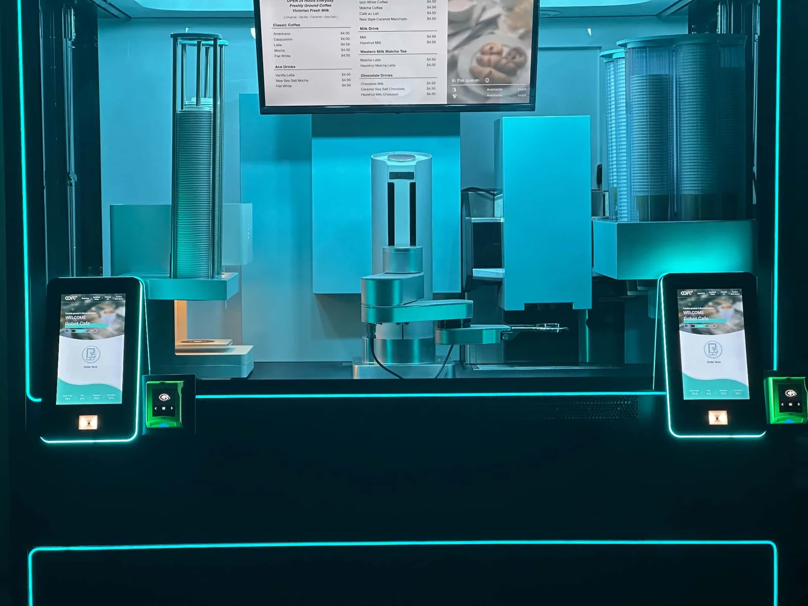Innsiden av en JavaBot-kiosk med robotarm og bestillingsskjermer