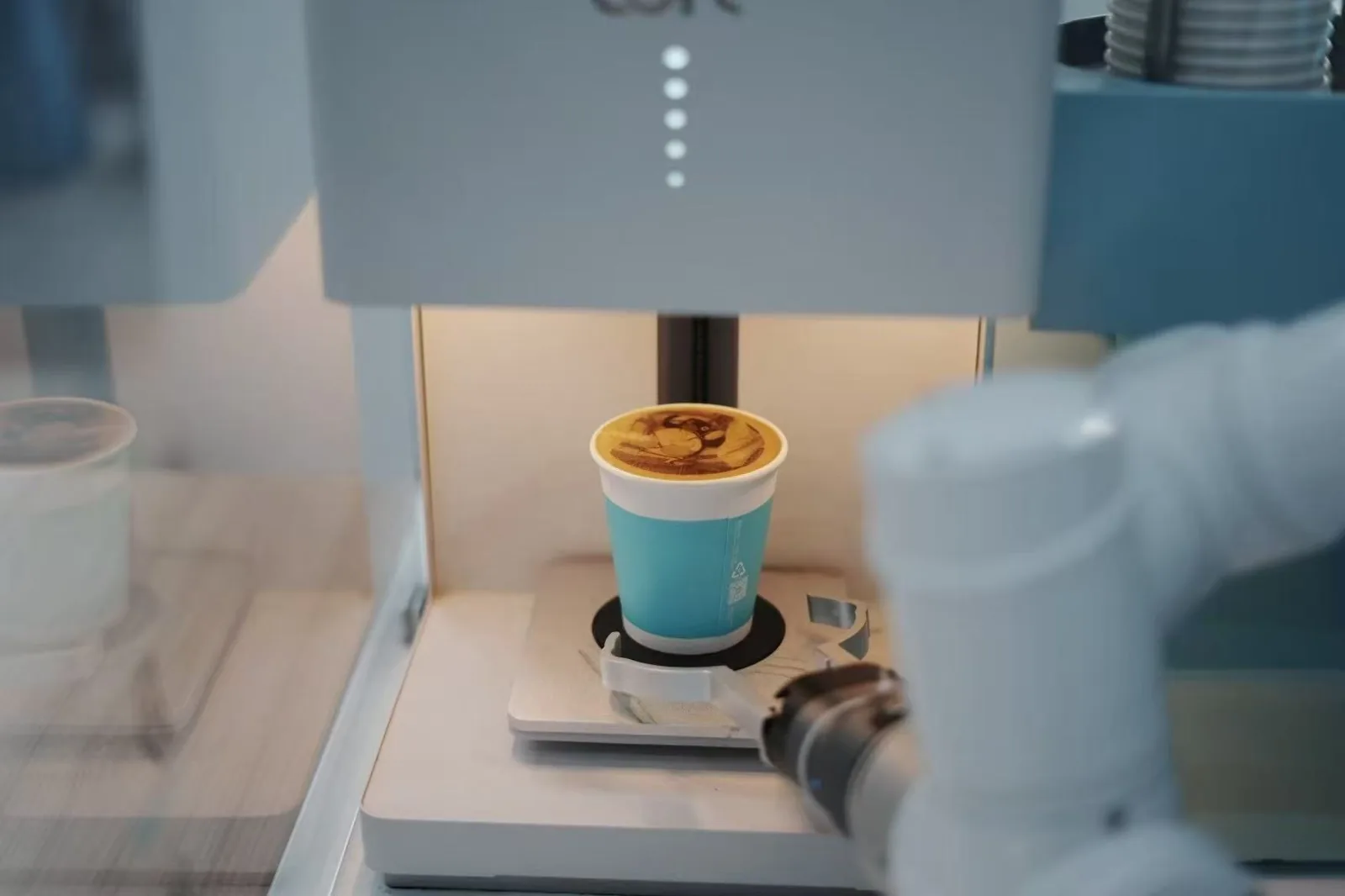 3D-kaffeprinteren skriver ut et motiv i skummet på en kopp